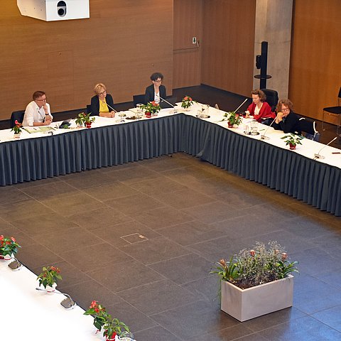 Im Innsbrucker Landhaus fand heute, Samstag, ein Austausch zwischen BM Rudolf Anschober und LRin Gabriele Fischer mit Betroffenen, FachexpertInnen, MitarbeiterInnen, Non Profit Organisations (NGOs), Institutionen und Initiativen zum Thema „Menschen mit Behinderungen und Pflege“ statt.