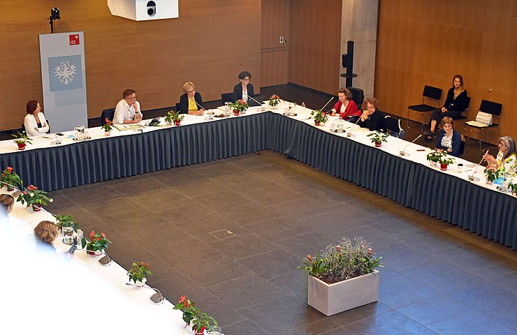 Im Innsbrucker Landhaus fand heute, Samstag, ein Austausch zwischen BM Rudolf Anschober und LRin Gabriele Fischer mit Betroffenen, FachexpertInnen, MitarbeiterInnen, Non Profit Organisations (NGOs), Institutionen und Initiativen zum Thema „Menschen mit Behinderungen und Pflege“ statt.