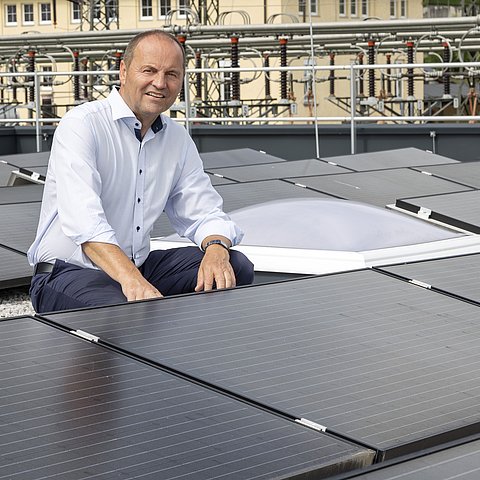 LHStv Josef Geisler: „Die Zahlen zeigen klar: Die Tirolerinnen und Tiroler haben den PV-Boom nicht nur mitgetragen, sondern treiben ihn aktiv weiter voran. Die Entwicklung 2024 ist auch nach dem Rekordjahr 2023 mit einem Zubau von fast einer Million Quadratmetern mehr als erfreulich.“