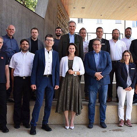 Gruppenfoto auf Stiege am Maximilianplatz in Schwaz