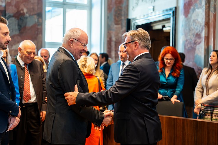 © Tiroler Landtag/Christanell LTP a.D. und LH a.D. Herwig van Staa - seines Zeichens ebenso Ringträger - gratulierte Günther Platter zur Auszeichnung.
