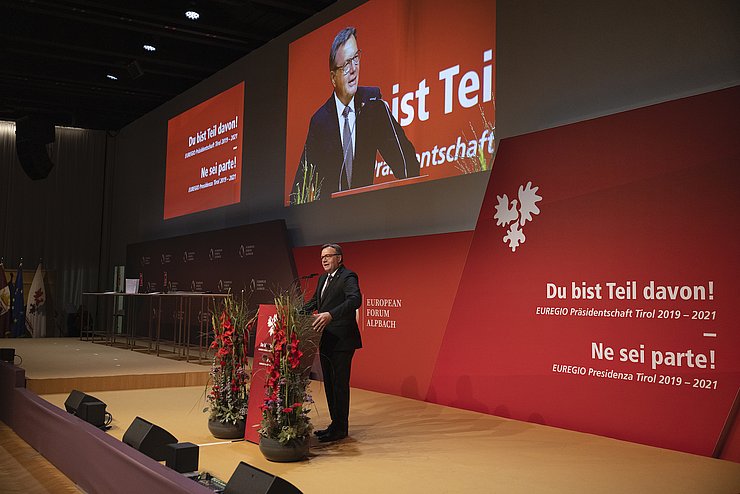In seiner Rede nahm Euregiopräsident LH Günther Platter auch Bezug auf die aktuelle Situation: „Die Europaregion ist stark. Es ist kein Zufall, dass die Europaregion gerade in einer ihrer schwersten Stunden die Kraft für einen großen Sprung nach vorne hat.“