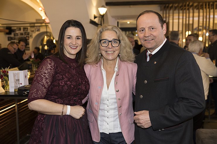 Landesrätin Astrid Mair und LHStv Josef Geisler mit ehemaliger österreichischen Eisschnelllauf-Olympiasiegerin Emese Hunyady. 