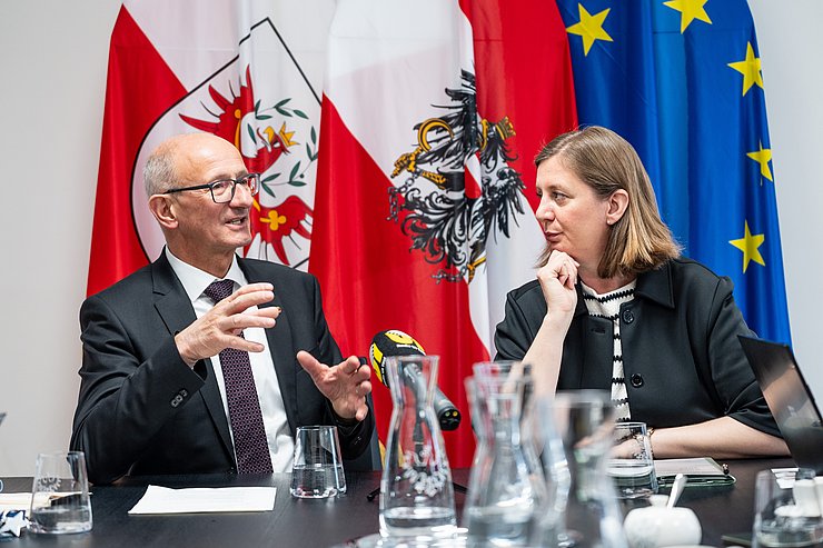 Zwei Personen reden miteinander