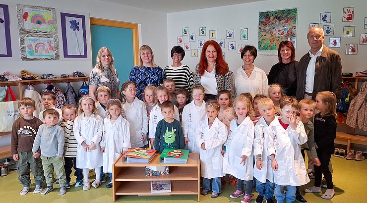 Kinder und Erwachsene im Kindergarten Abfaltersbach.