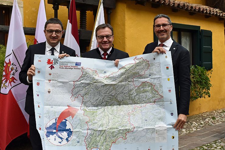 Landeshauptmann Fugatti, Landeshauptmann Platter und Landeshauptmann Kompatscher präsentieren die Euregio-Landkarte.