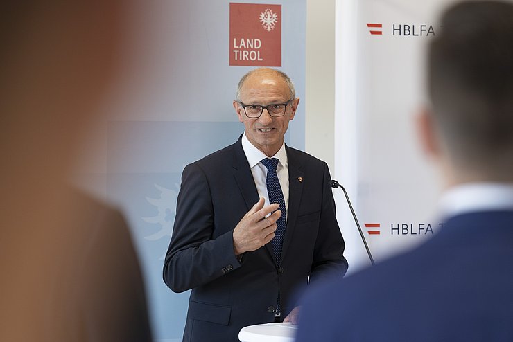 LH Anton Mattle im Gespräch auf dem Podium.