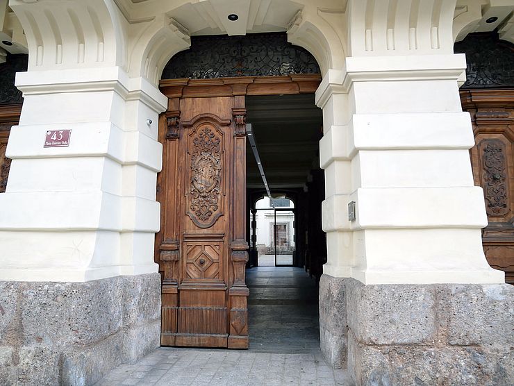 Über das Portal des Alten Landhauses gelangt man in den Innenhof und zur dort gelegenen Georgskapelle.