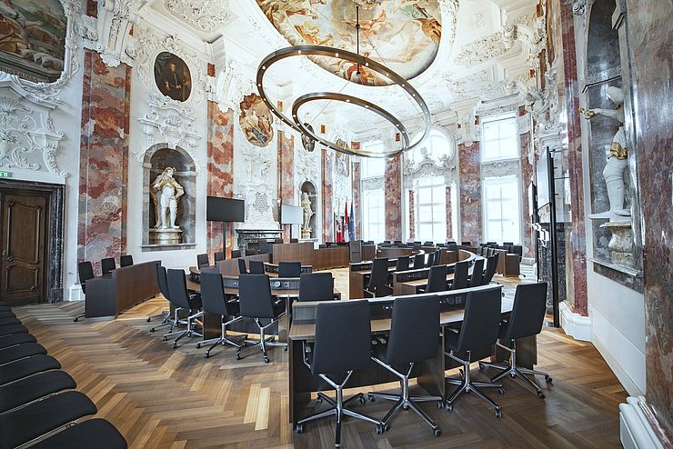 Die Landtagssitzungen finden im barocken Plenarsaal des Alten Landhauses statt.