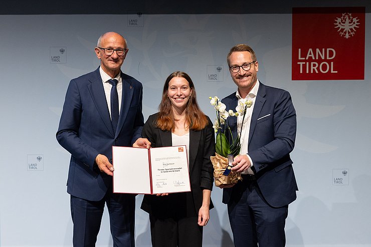 Verleihung Tiroler Sportehrennadel in Gold mit Brillant, v.l.n.r. LH Anton Mattle, Nina Bachbauer, 1. LHStv. Philip Wohlgemuth