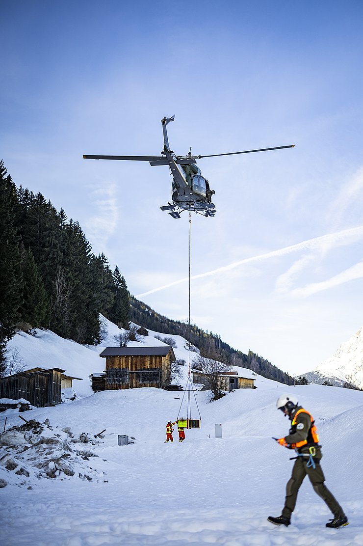 Foto vom Bundesheerhubschrauber bei einem Transportflug