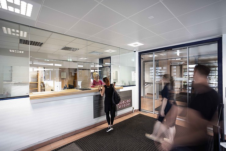 © Land Tirol/Simon Rainer Schalter am Bürgerservice