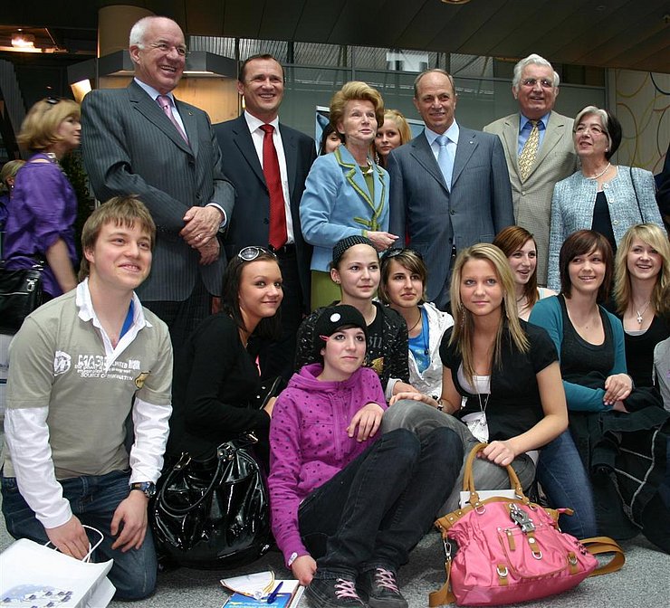 LTP Herwig van Staa, MEP Richard Seeber, Bgm. Hilde Zach, Giovanni di Stasi und Heinrich Hoffschulte mit Gattin beim Europatag in den Innsbrucker Rathausgalerien mit interessierten Schülerinnen und Schülern.