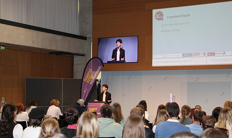 Jugendlicher spricht vor Publikum