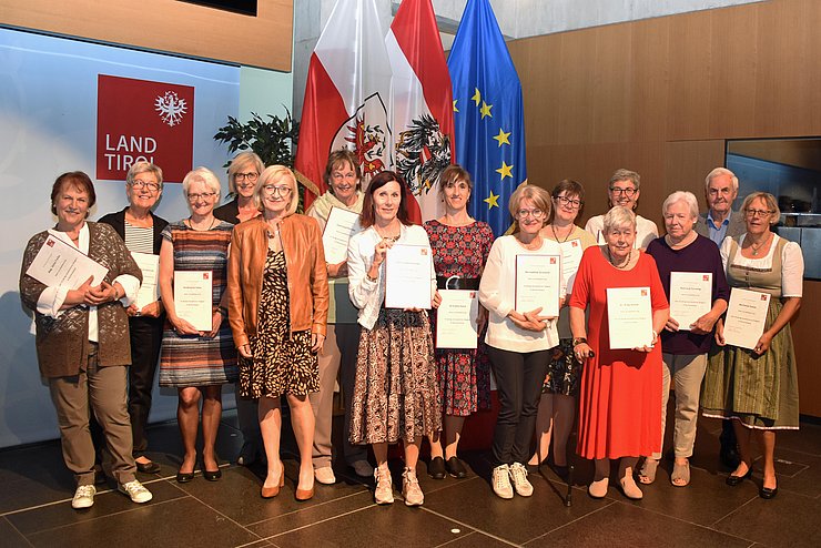 Landesrätin Palfrader ehrte langjährige ehrenamtliche MitarbeiterInnen im Büchereiwesen. Im Bild: Landesrätin Palfrader mit Geehrten des Bezirks Innsbruck-Land..