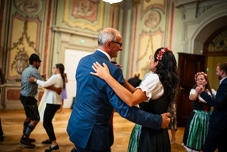 Landeshauptmann Anton Mattle tanzt mit einer Tänzerin.