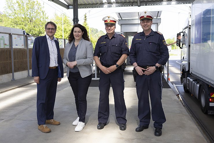 LHStvin Ingrid Felipe bei der Besichtigung der Kontrollstelle Radfeld mit Ekkehard Allinger-Csollich, Abt. Mobilitätsplanung des Landes sowie Oberst Günther Salzmann und Chefinspektor Stefan Egger.