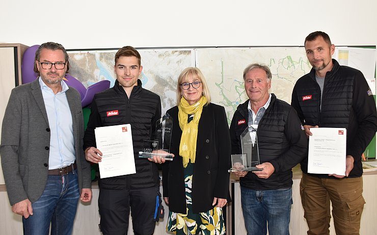 V. li. beim Auszeichnungstermin Manfred Hautz (Bezirksobmann Wirtschaftskammer Kufstein), „Lehrling des Monats September 2022“ Leonard Erni, Arbeits- und Bildungslandesrätin Beate Palfrader, Klaus Exenberger (Geschäftsführer Bergbahnen Wilder Kaiser in Ellmau) und Robert Kronbichler (Vertretung Lehrlingsausbilder Bergbahnen Wilder Kaiser in Ellmau).     