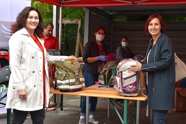 Landeshauptmann-Stellvertreterin Ingrid Felipe und Landesrätin Gabriele Fischer präsentieren die Tiroler Schultaschenaktion, bei der gebrauchte Schultaschen und -rucksäcke von AsylwerberInnen nach Schäden kontrolliert, falls nötig gereinigt und mit wichtigen Schulutensilien bestückt werden.