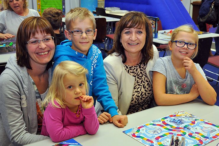 Die „Spiel aktiv“ lockt jedes Jahr zahlreiche Familien an. Im Bild: LRin Beate Palfrader (Mitte) mit begeisterten BesucherInnen.