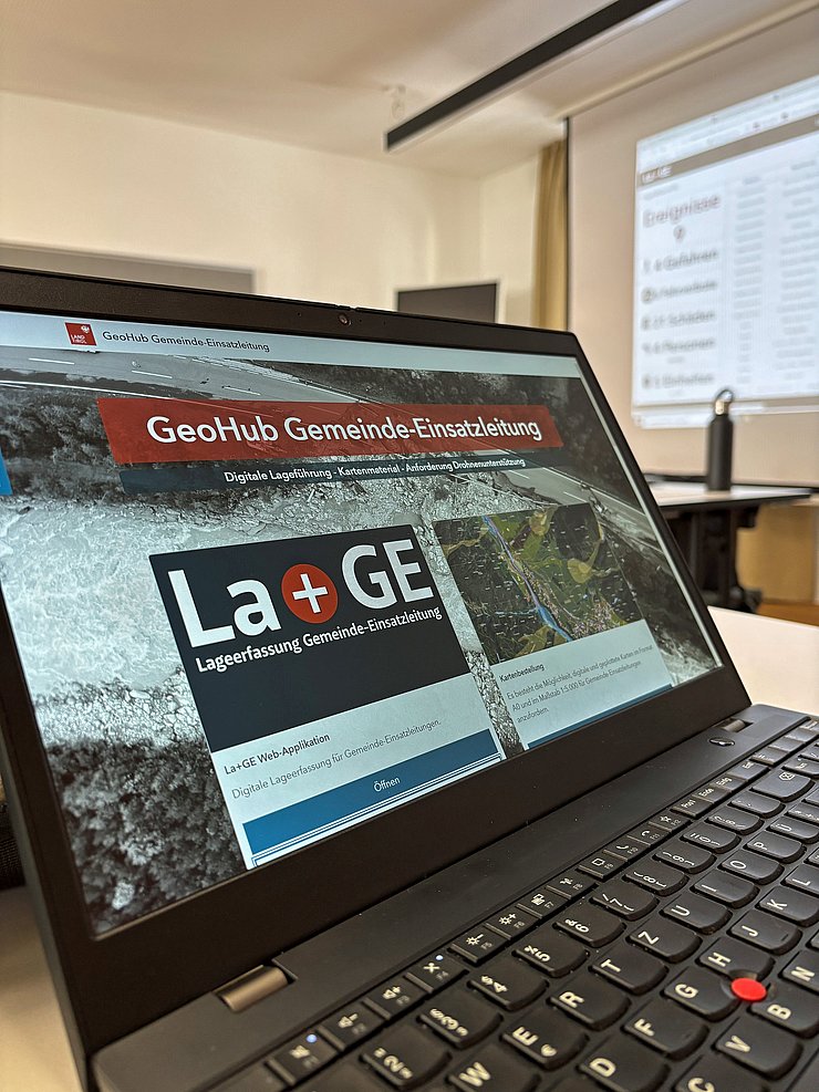 Laptop mit der Seite Geo-Hub geöffnet