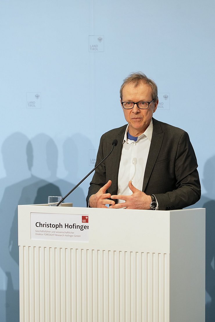 Christoph Hofinger bei seiner Präsentation im Medienraum im Landhaus
