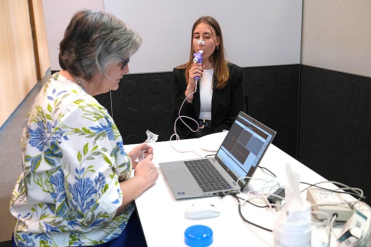 Zwei Frauen, die einen Lungentest machen