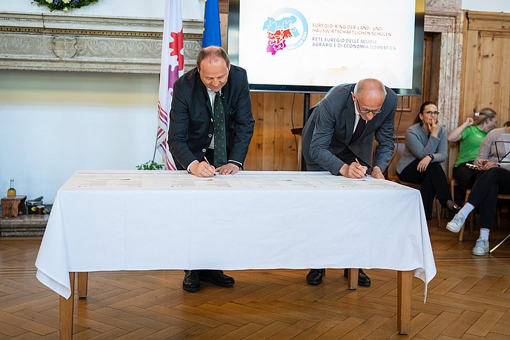 LH Mattle und LHStv Geisler unterschreiben Urkunde