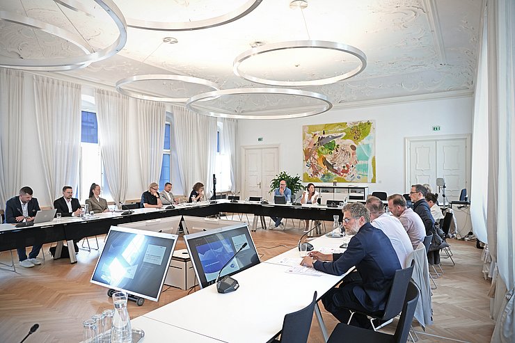 © Land Tirol/Trenker Raum mit Menschen darin an Tischen sitzend