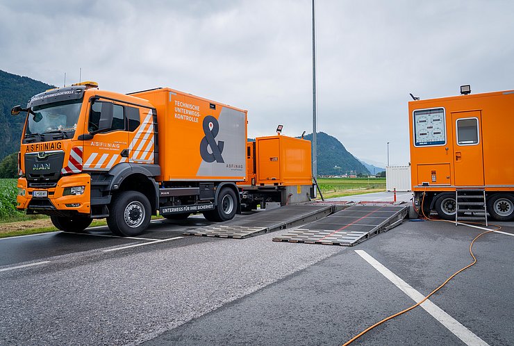 Mobiler Prüfzug der Asfinag in Radfeld