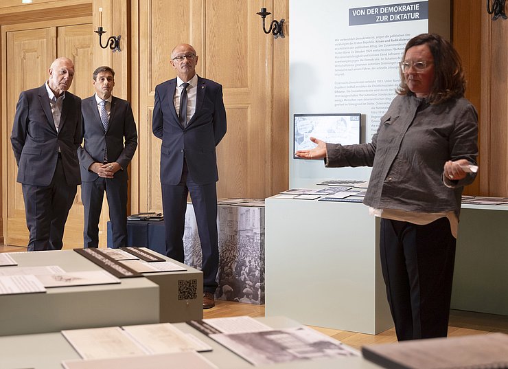 Lauschten im Anschluss an den Medientermin den Ausführungen von Kuratorin Hilde Strobl (v.li.): Günter Lieder, LAD Herbster Forster und LH Anton Mattle. 