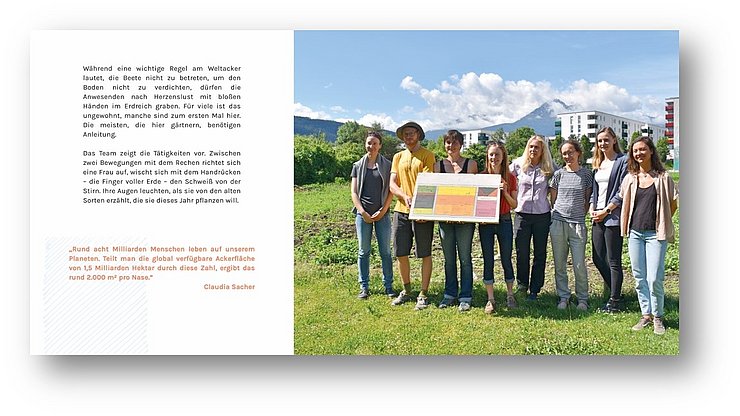 Rechts ist ein Foto von acht Personen zu sehen, die nebeneinander auf einer Wiese vor einem bepflanzten Feld stehen und gemeinsam eine große Tafel mit farbigen Feldern halten. Links befindet sich ein Textabschnitt zum Weltacker Innsbruck und achtsamen Umgang mit Lebensmitteln.