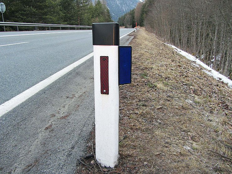 Straßenbegrenzung/Leitpflock mit Wildwarnreflektor