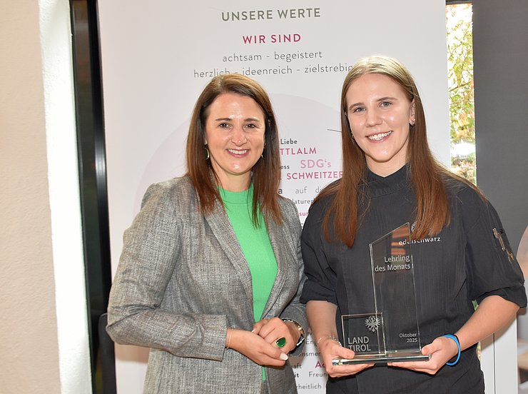 © Land Tirol/Gerzabek Arbeits- und Jugendlandesrätin Astrid Mair gratulierte Eva Maizner zum "Lehrling des Monats Oktober 2025" in ihrem Betrieb Alpenresort Schwarz in Mieming.
