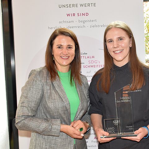 LRin Mair gratulierte Eva Maizner zum „Lehrling des Monats Oktober 2025“