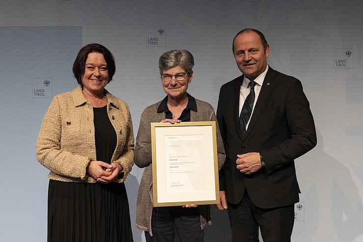 LTPin Ledl-Rossmann und LHStv Josef Geisler mit der ausgezeichneten Regierungsrätin Ruth Paolazzi (Abteilung Gesellschaft und Arbeit).