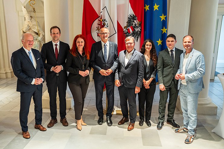 Gruppenbild in der Säulenhalle im Landhaus.