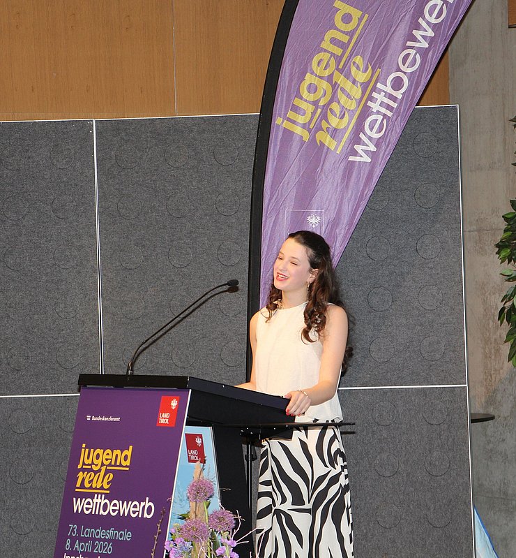 Jugendliche spricht in Mikrofon