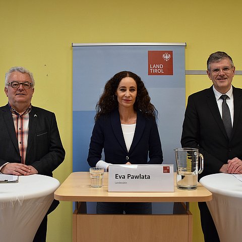 Die drei Redner an Pulten stehend bei der Pressekonferenz