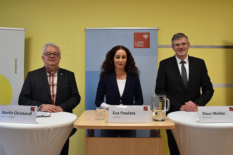 Die drei Redner an Pulten stehend bei der Pressekonferenz