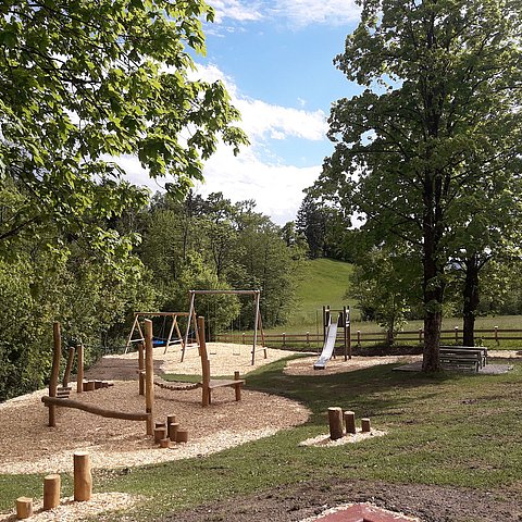 Der neue Spielplatz im Bereich des sogenannten MU-Strandes an der Westseite des Reintalersees bietet eine attraktive Ergänzung für einen Badetag am See.