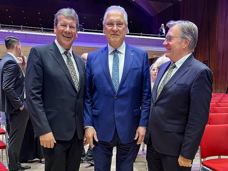 © Tiroler Landtag LTP Jakob Wolf (li.) und LH a.D. Günther Platter (re.) gratulierten Minister Joachim Herrmann im Rahmen eines Benefizkonzerts zu seinem runden Geburtstag.