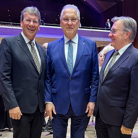LTP Jakob Wolf (li.) und LH a.D. Günther Platter (re.) gratulierten Minister Joachim Herrmann im Rahmen eines Benefizkonzerts zu seinem runden Geburtstag.