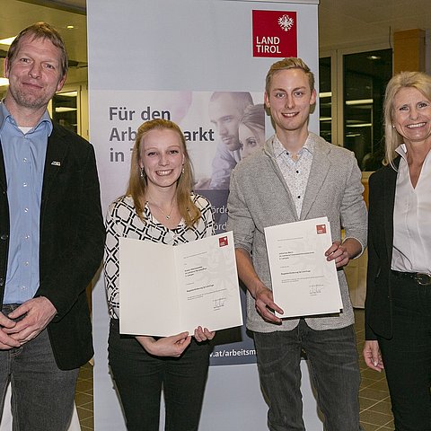 V. li. die bestausgezeichneten Lehrlinge Evelyn Oberladstätter aus Kolsassberg (Bürokauffrau im dritten Lehrjahr) und Johannes Mann aus Volders (Chemieverfahrenstechniker im zweiten Lehrjahr) mit LA Iris Zangerl-Walser (re., in Vertretung von LRin Astrid Mair) und Gregor Prantl (Bezirkskammerleiter der Arbeiterkammer Tirol). 