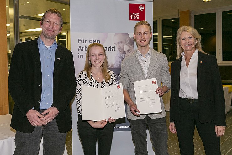 V. li. die bestausgezeichneten Lehrlinge Evelyn Oberladstätter aus Kolsassberg (Bürokauffrau im dritten Lehrjahr) und Johannes Mann aus Volders (Chemieverfahrenstechniker im zweiten Lehrjahr) mit LA Iris Zangerl-Walser (re., in Vertretung von LRin Astrid Mair) und Gregor Prantl (Bezirkskammerleiter der Arbeiterkammer Tirol). 