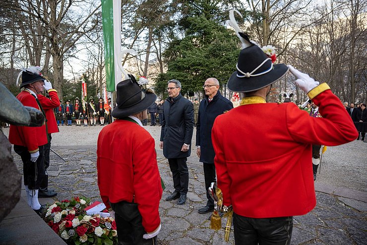 Tirols LH Anton Mattle und Südtirols LH Arno Kompatscher bei der Kranzniederlegung am Bergisel. 