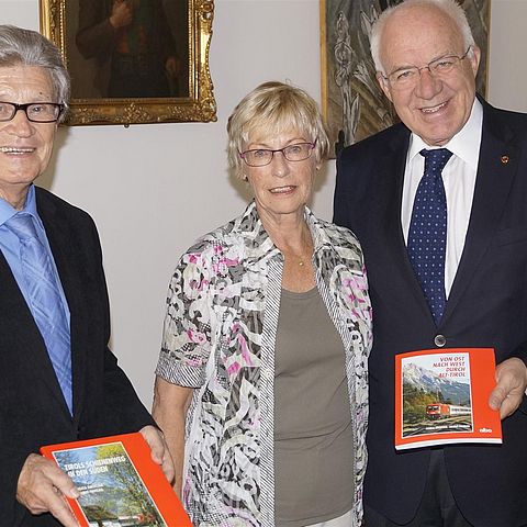 (von links): die Buchautouren Helmut Pawelka und Angela Jursitzka mit LTP Herwig van Staa