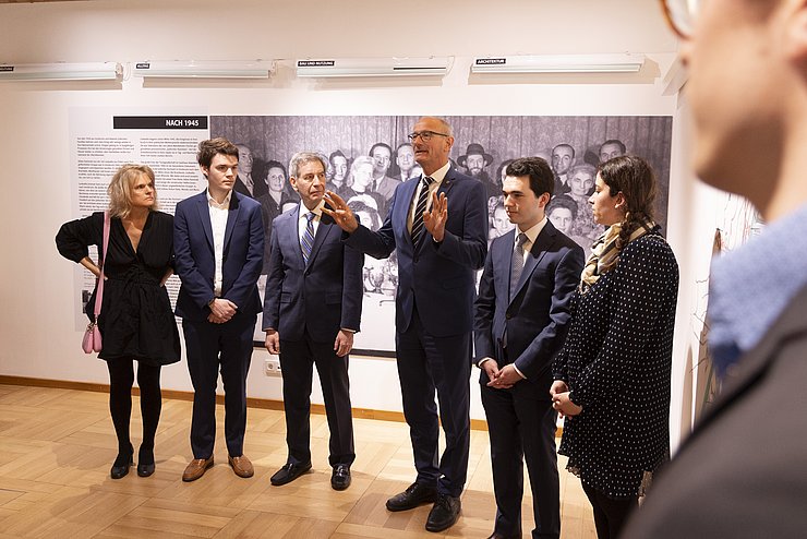 Landeshauptmann Mattle steht mit der Familie Wisnicki in den Ausstellungsräumen.