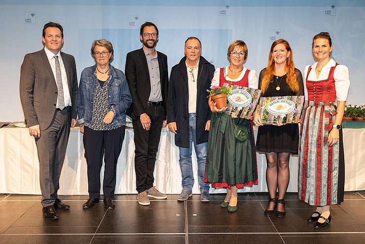 LR René Zumtobel (1.v.li.), Obfrau des Tiroler Bildungsforum Bettina Ellinger (1.v.re.) und Matthias Karader, Projektkoordinator Natur im Garten (3.v.li.), GemeindevertreterInnen und Natur im Garten BeraterInnen des Tiroler Bildungsforum mit Geehrten aus dem Bezirk Innsbruck-Land, Region Stubaital/Wipptal.