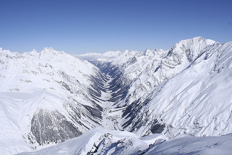 © Benedikt Kolp Blick ins Tal vom schneebedeckten und tief winterlichen Mittagskogel